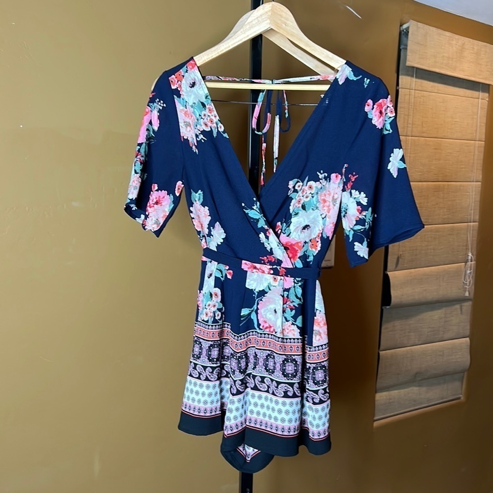 Three Pink Hearts Navy Floral Boho Romper Open Back Tie Waist Shorts Size XS - Picture 2 of 15
